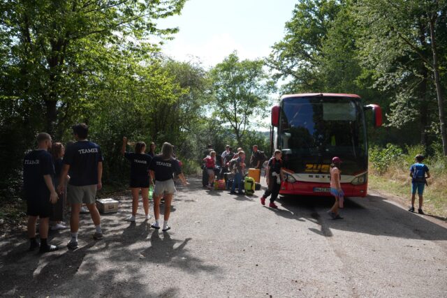 Tag 0 - Ankunft am Zeltplatz 🚌🏕️🔥🪵
Nach einer Stunde Fahrt kamen die Teilis endlich am Zeltplatz an. Freudig wurden sie mit Wassermelone und Kuchen begrüßt. Nach der kurzen Erholung haben sich die Teilis und Teamer untereinander bekannt gemacht. Danach wurden die Zelte aufgeteilt und die Teilis haben sich gemütlich eingerichtet. Zum Abendessen gab es Burger und mit einer guten Stärkung startete das erste Zelt gegen Zelt. Der Tag wurde mit einem stimmungsvollen Lagerfeuer beendet. 🍉🥮🍔✨🌙

Klingt das nach dem perfekt Start in die Sommerferien für dich? Dann melde dich noch heute für unser Zeltlager 2027 an unter folgendem Link an:
https://www.fkjazeltlager.de/anmeldung/

#fkja #sommerzeltlager #katholischekirche #zeltlagerfürkinder #spass