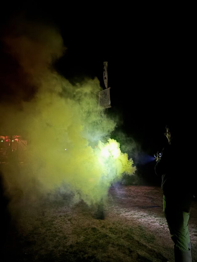 Tag 3 - Überfall und Vertrauensspiele 🧨⛺️ 🔥
Der heutige Tag hat sehr früh mit einem Überfall angefangen, bei dem die Teilis aber erfolgreich den Wimpel verteidigen konnten. Nach wenigen Stunden Schlaf wurden die Teilis mit Wasserspritzpistolen aufgeweckt. Gemütlich begann der Tag mit einer Pizzamassage und Vertrauensspielen. In der Mittagspause wurde ein Sportworkshop durch den Wald angeboten. Im Nachmittagsprogramm haben wir das beliebte Brettspiel „Spiel des Lebens“ in echt gespielt. Nach dem erfolgreichen Rentengang gab es nach dem gestrigen regnerischen Tag wieder ein Lagerfeuer. 

Hast auch du Lust auf Zeltlager bekommen? Dann melde dich noch heute unter folgendem Link für unser Sommerzeltlager 2027 an: https://www.fkjazeltlager.de/anmeldung/

#fkja #zeltlager #zeltlagerfürkinder #sommerferien