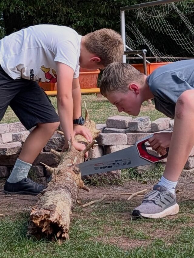 Tag 7 - Workshops & Waldspiel 👩‍🎨🌳🔥
Gemütlich hat der Tag mit verschiedenen Workshops gestartet. Somit konnte im Vormittagsprogramm jeder Teili seinem ganz persönlichen Interessen nachgehen. Nachdem alle wieder voller Energie waren und durch ein leckeres Mittagessen gestärkt wurden, stand endlich ein WALDSPIEL auf dem Nachmittagsprogramm. In verschiedenen Teams sind die Teilis in die Welt der Piraten eingetaucht und mussten gemeinsam als Team mit Hilfe einer Schatzkarte verschiedene Stationen absolvieren. 
Wieder zurück auf dem Zeltplatz gab es noch schnell eine kleine Dance Break bevor es dann gegen späteren Abend wieder zurück in den Wald für eine kleine Mutprobe ging. 🏕️🌳🌙🔥

Klingt das für dich spannend und nach dem perfekten Tag in deinen nächsten Sommerferien? Dann melde dich noch heute für unser Sommerzeltlager 2027 an und verbringe 10 tolle Tage voller neuer Spiele, neuer Freuden und jede Menge Spaß mit uns. Wir freuen uns auf dich! 
Jetzt anmelden unter: https://www.fkjazeltlager.de/anmeldung/ 

#fkja #sommerzeltlager #zeltlagerfürkinder #katholischekirche #sommerferien